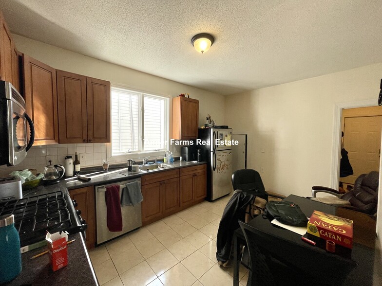 Building Photo - 68 Winchester St