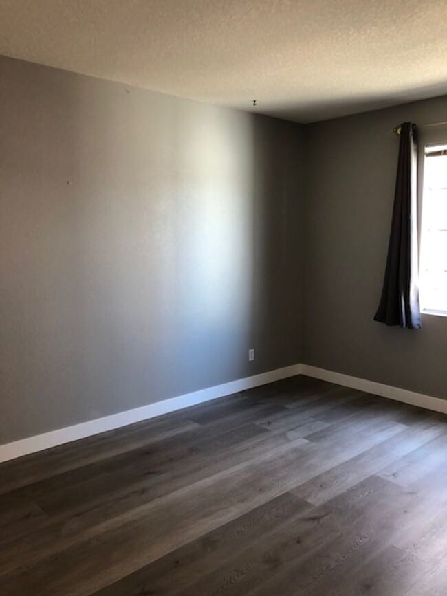 Building Photo - Beautiful 3 bedroom 2 bath Townhome across...