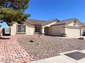 Building Photo - Charming 3-Bed Single-Story with Oversized...
