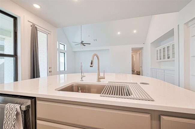 Building Photo - 12331 Palmetto Dr