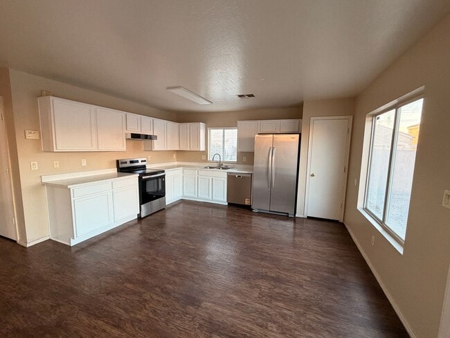 Building Photo - Refinished 4 by 2.5 Avondale Home - Corner...