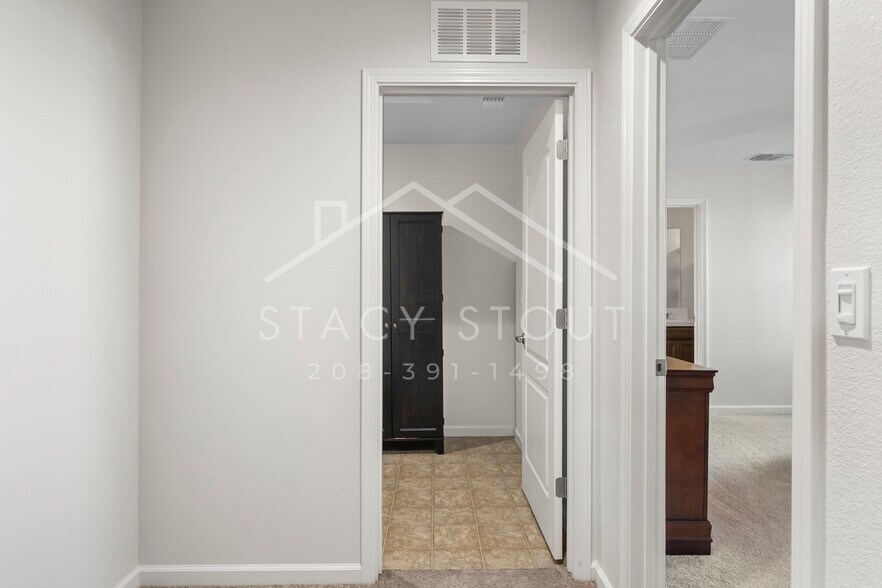 Building Photo - 1385 Deerwood St