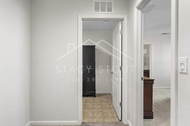 Building Photo - 1385 Deerwood St