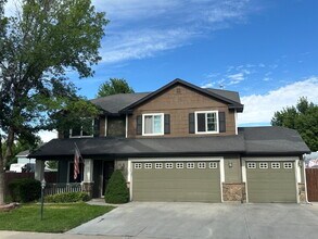 Building Photo - "Spacious 4-Bedroom Gem with 2.5 Bathrooms...