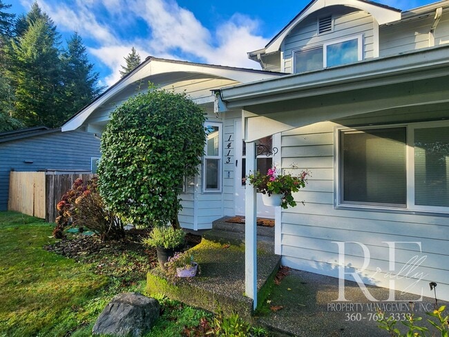 Building Photo - Spacious Silverdale Tri-Level with Hot Tub & Stylish Kitchen