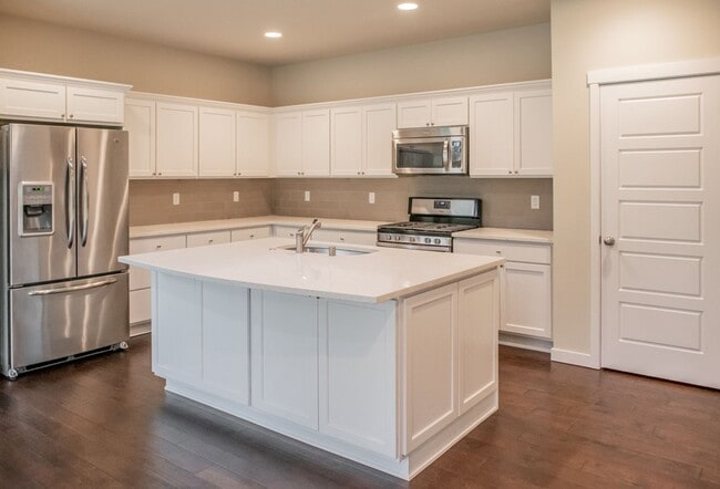 Building Photo - Beautifully Crafted 5bd/3bth home W/ Fence...
