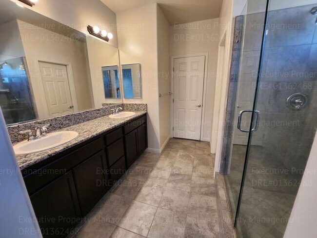 Building Photo - 3 bedroom/ 2 bathroom home located in a cu...