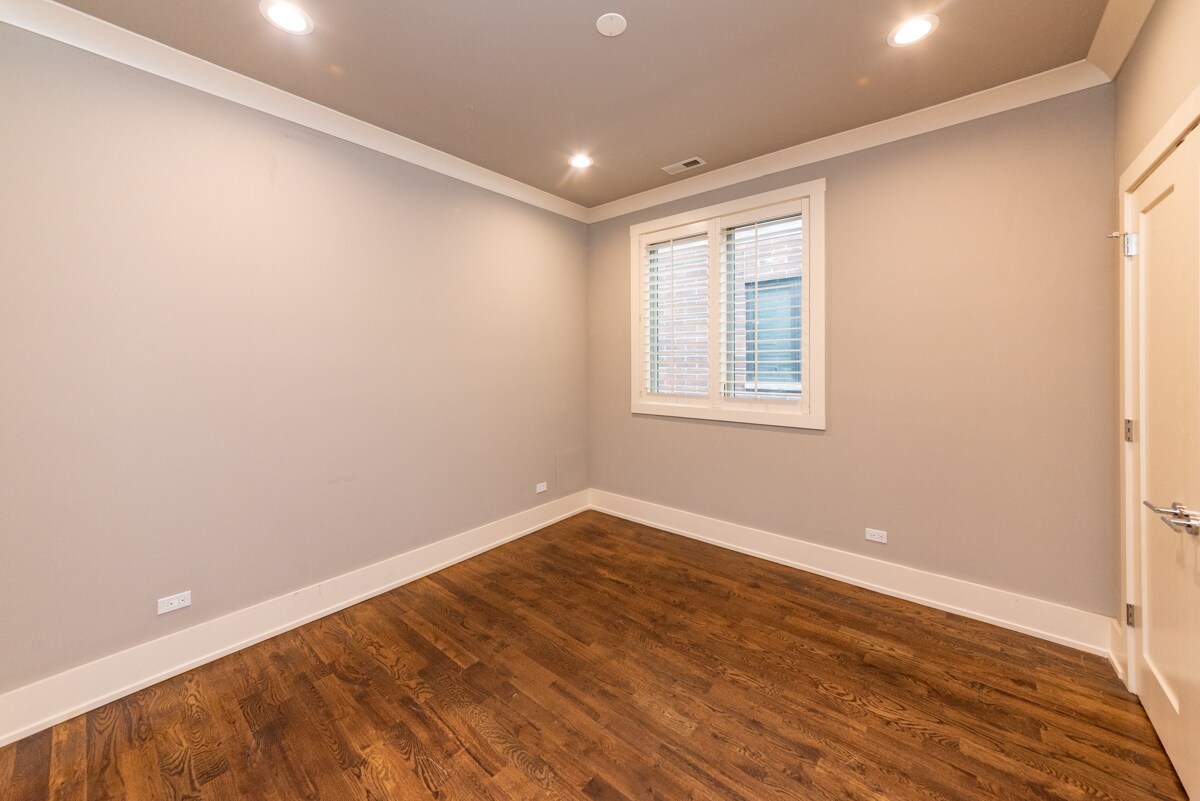Building Photo - 4021 S Ellis Ave