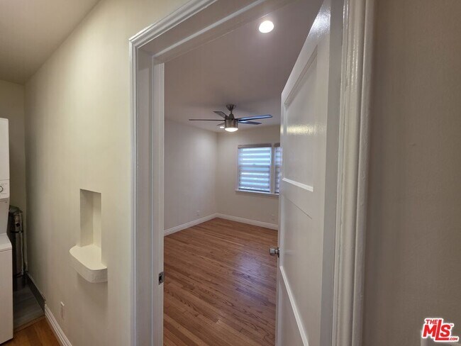 Building Photo - 102 Gaviota Ave