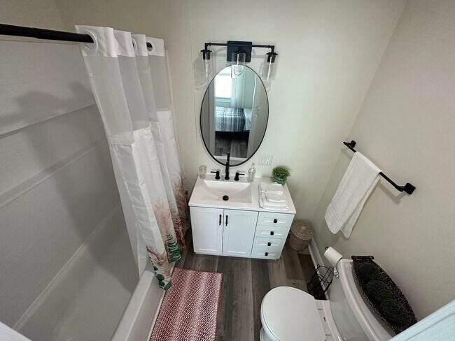 Building Photo - 939 Lakeview Rd