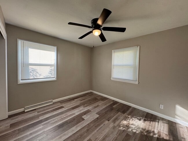Building Photo - Cute 3 Bedroom Home Available Now