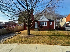 Building Photo - Beautiful and Spacious 4BD 2BA Single-Family Home in Arlington Heights