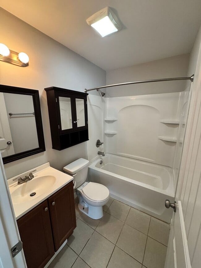 Building Photo - Modern 2-Bed, 2.5-Bath Townhome in Lenoir City