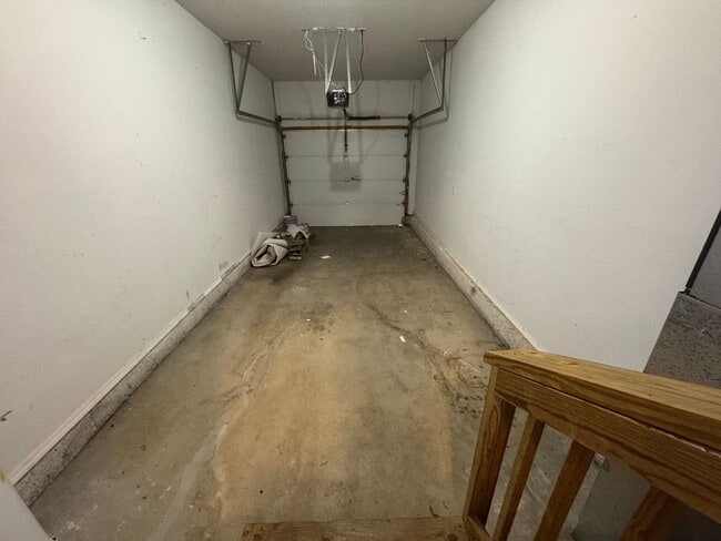 Building Photo - 3 bedroom, 2.5 bathroom duplex located clo...