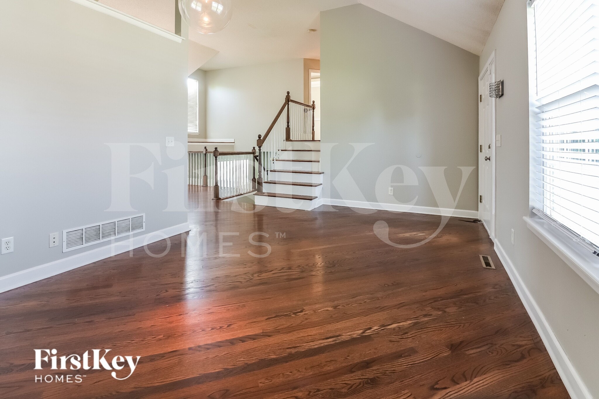 Building Photo - 1605 Cove Dr