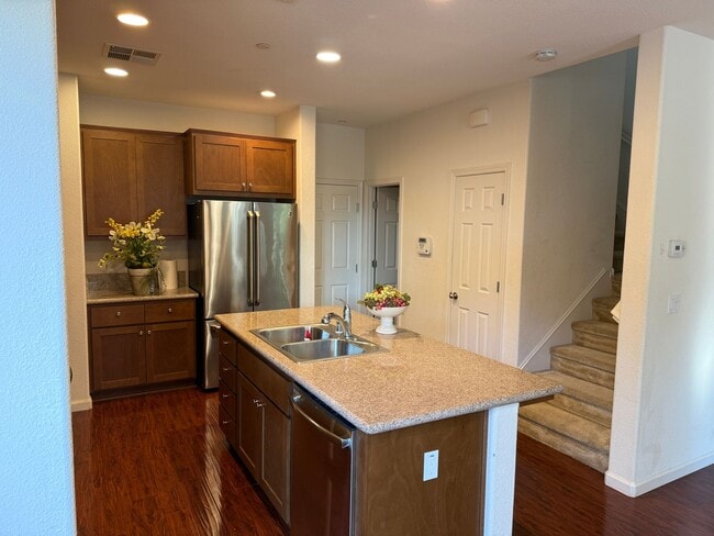 Building Photo - MODERN NEWER 3 BEDROOM 2 STORY FAIRFIELD *...