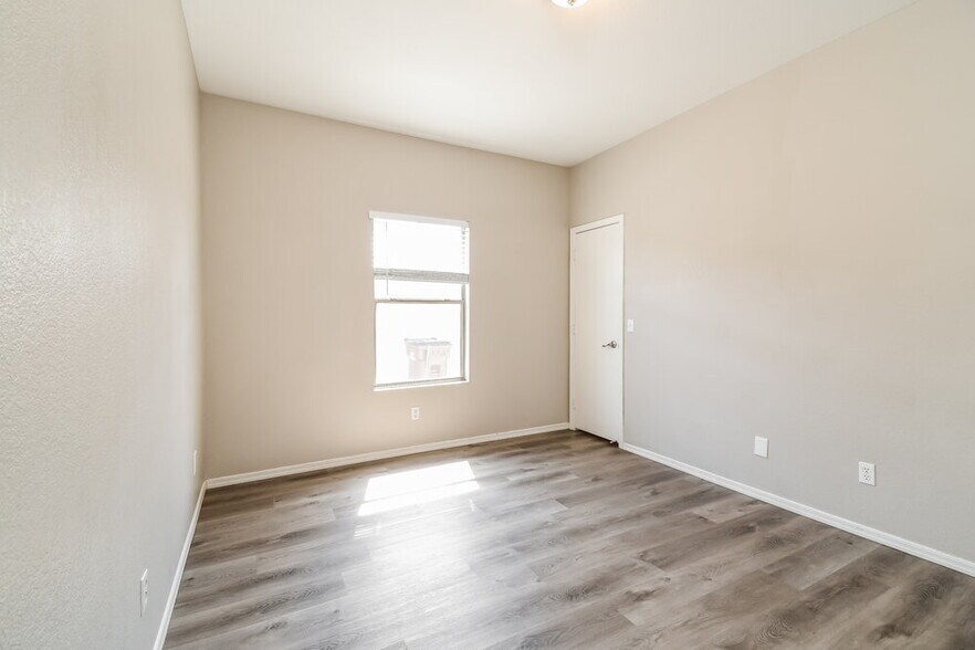 Building Photo - 1142 E Desert Rose Trail