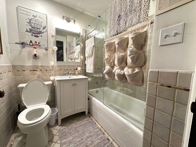 Building Photo - Queen Anne - Villa Costella - 1 Bedroom / ...