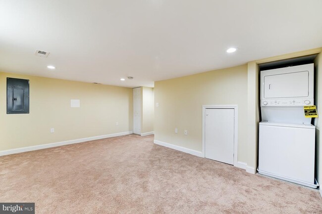 Building Photo - 707 Congress St SE