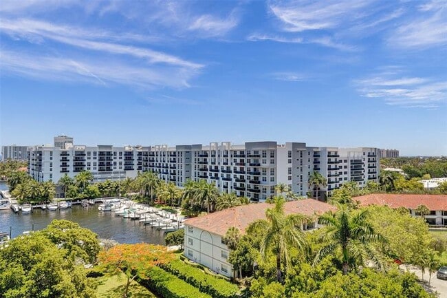 Building Photo - 3200 Port Royale Dr N