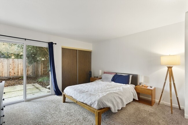 Building Photo - 2 Bedroom 2 Bedroom Home in East Davis with solar