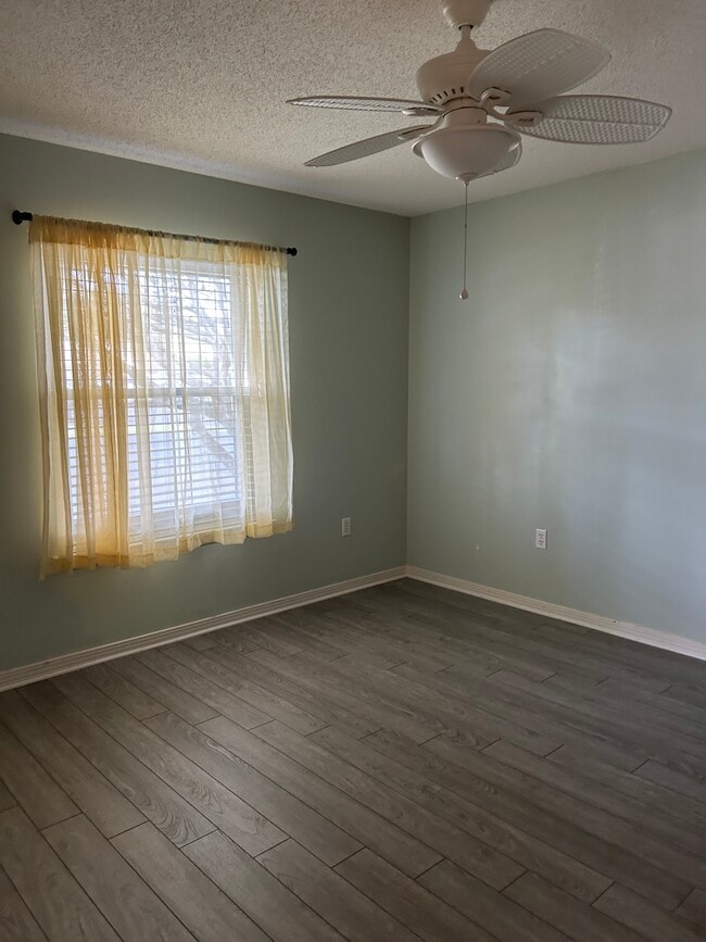 Building Photo - 9474 Villas Dr