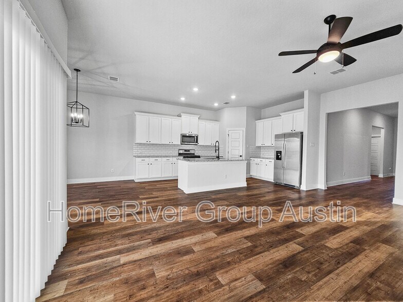 Building Photo - 117 Skyflower Ln