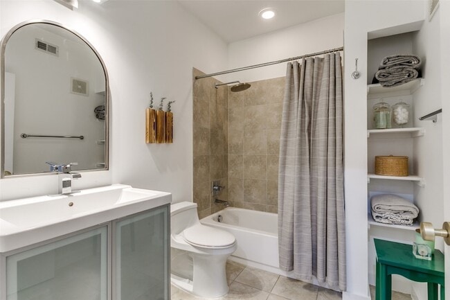 Building Photo - 4040 N Hall St