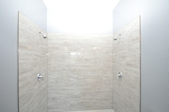 Building Photo - 120 W 7th St