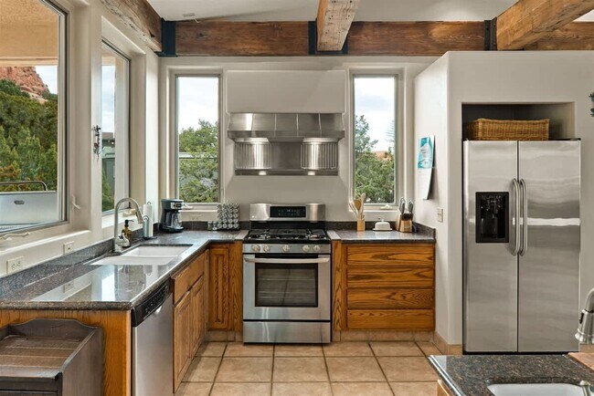 Building Photo - 123 Devils Kitchen Dr