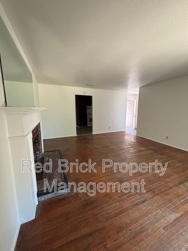 Building Photo - 1143 E Alexander Ave