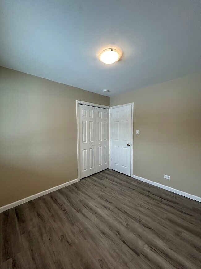 Building Photo - 176 Craig Dr W