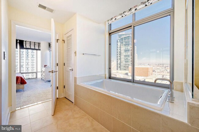 Building Photo - 675 S President St