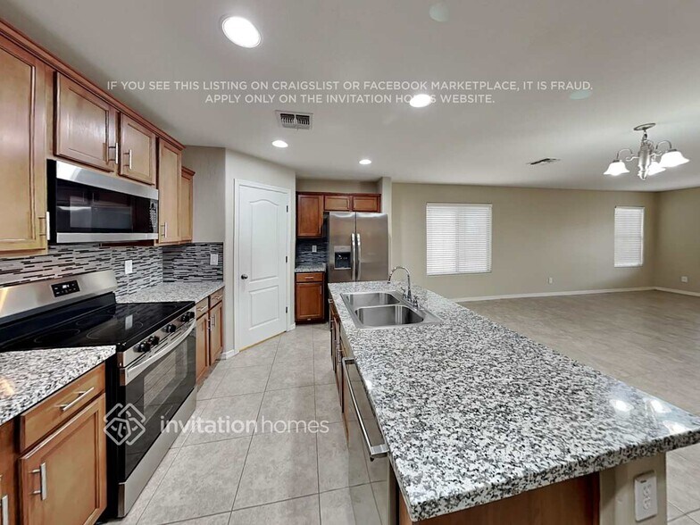 Building Photo - 928 W Desert Canyon Dr