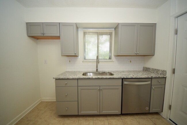 Building Photo - MUST SEE Luxury Condo in the heart of Midt...