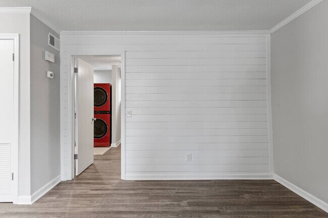 Building Photo - 105 P' Poole Ave #101: Red Bank 1Bed/1Bath Apartment w/ Laundry Units, Central AC, and Granite Co...