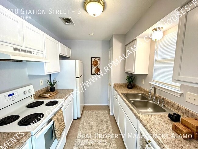 Building Photo - 810 Station St