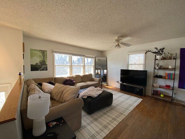 Building Photo - $1,850 | 2 Bedroom, 1.5 Bathroom Single Fa...