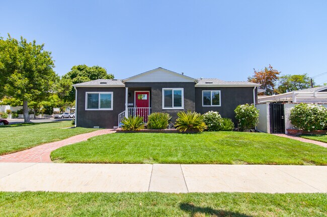 Primary Photo - 3920 W Clark Ave