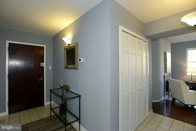 Building Photo - Spacious and Bright 2BR 2BA in DC Perfect ...