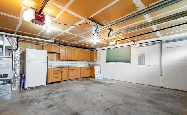Building Photo - Bright Beautiful Home with huge fenced bac...