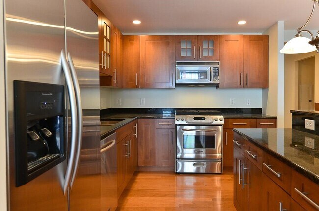 Building Photo - 1025 Maxwell Ln