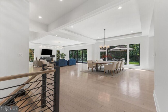 Building Photo - 1513 Oakview Dr