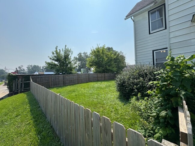Building Photo - 3 Bed, 1.5 Bath Home with Huge Yard, Deck ...