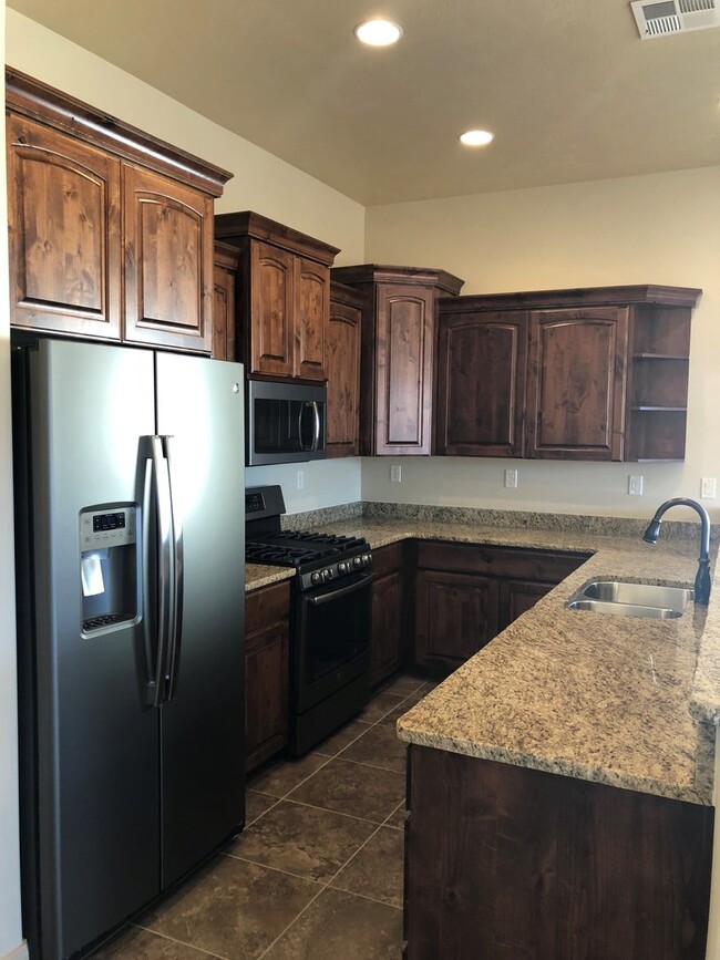 Building Photo - Townhome in Hurricane