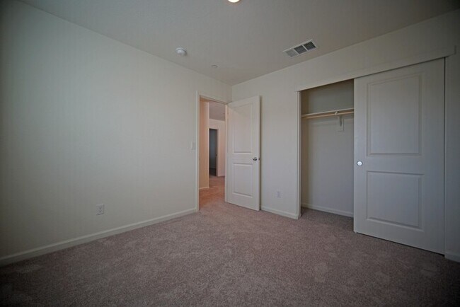Building Photo - Beautiful 4 Bedroom PLUS office / den in Natomas!