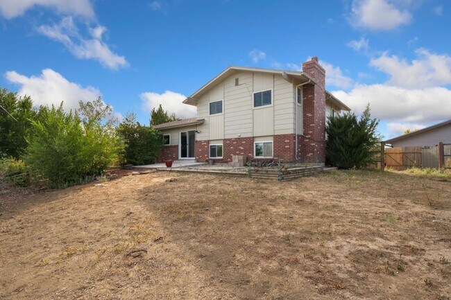 Building Photo - 2215 Derby Hill Dr
