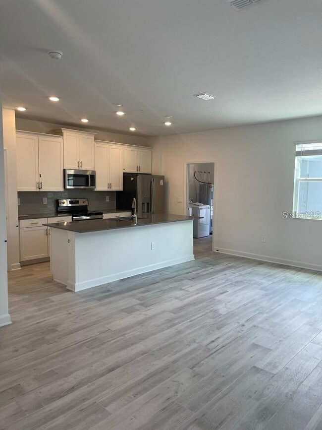 Building Photo - 11233 Listening Dr