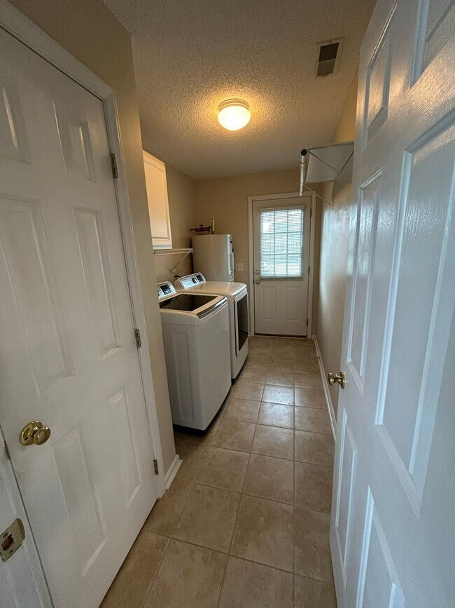 Building Photo - Charming home nestled in Courtney Pines with full fenced backyard!