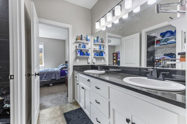 Building Photo - 5-bed, 3-bath Home in Scenic West Salem